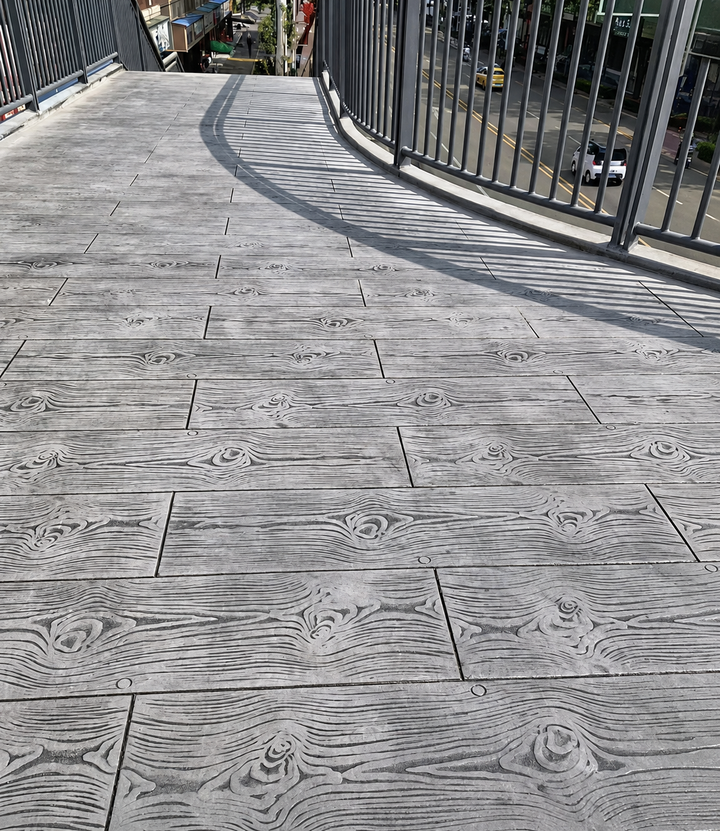 Wood Grain Stamped Concrete Design for Modern Outdoor Spaces
