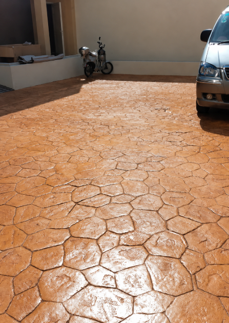 Concreto estampado en tonos cálidos para entradas residenciales