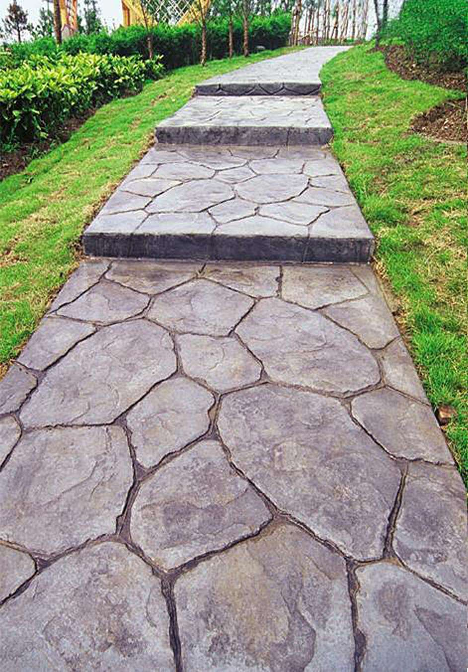Cum oferă betonul imprimat aspectul natural al pietrei pentru treptele grădinii.